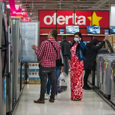 Compradores en uno de los días sin IVA después de la pandemia de COVID-19 en Colombia.