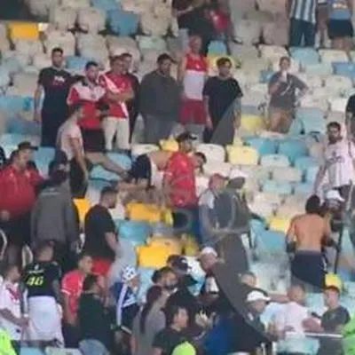 Policía dispara contra hinchas de Argentinos Juniors, en el estadio Maracaná, durante el partido contra Fluminense por la Copa Libertadores.
