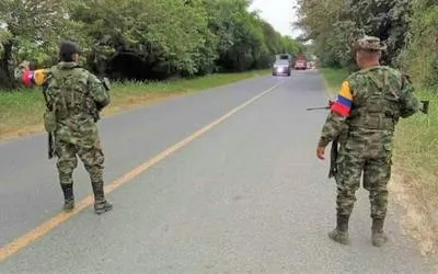Militares en carretera. En relación con retenes ilegales en Cauca.