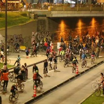 Calles de Bogotá con ciclistas. En relación con evento.
