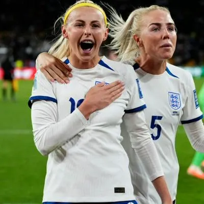 Chloe Kelly, jugadora de Inglaterra festejando su gol ante Nigeria, el cual rompió un nuevo récord.