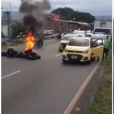 Paro de taxistas hoy en Bucaramanga: con llantas, bloquean vía al aeropuerto