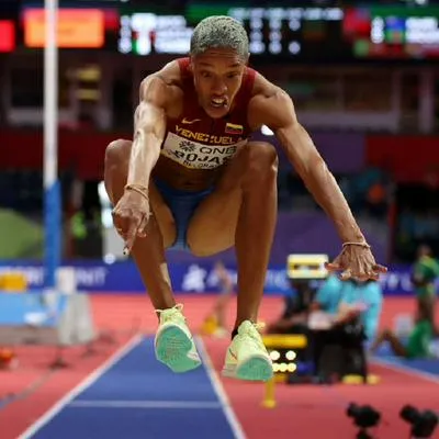 La reina del atletismo mundial, la venezolana Yulimar Rojas, se inspira para saltar al ritmo de Diomedes Díaz. Canta y baila con sentimiento.