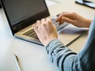 Persona trabajando. En relación con vacantes laborales.