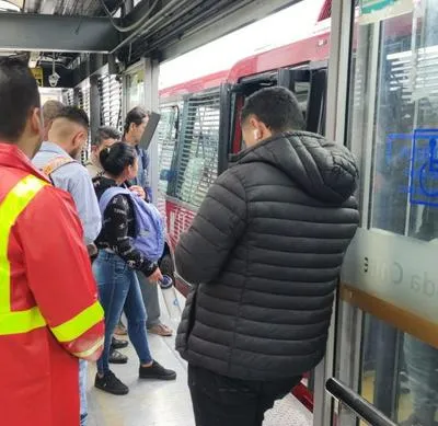 Exponen nueva modalidad de robo en Transmilenio en Bogotá.