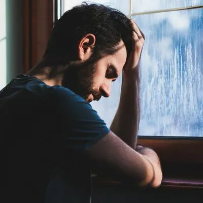 Persona solitaria, situación que puede afectar a la salud física, además de la mental.
