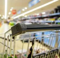 El secreto que tienen los carritos de supermercados para que la gente compre más.