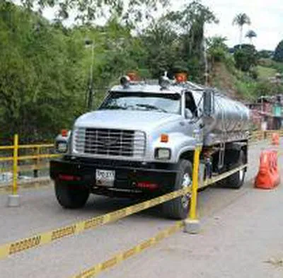 Grupo de personas cobran por paso en el puente Barragán que conecta los departamentos del Valle del Cauca con Quindío. Gobiernos locales piden presencia de militares