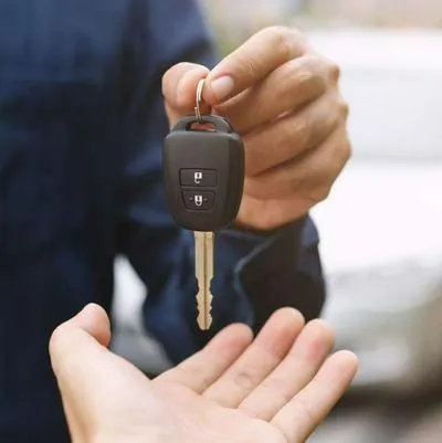 Foto de persona vendiendo vehículo, en nota sobre venta de carros en Colombia, porque anuncian final de Kia Río y cuál será su reemplazo