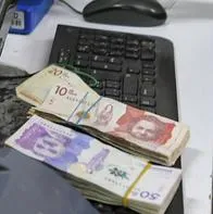 Personas pagando subsidio de Colombia, en nota sobre cuándo entregan Colombia Mayor