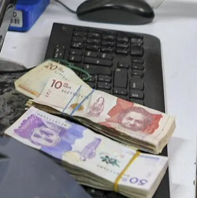 Personas pagando subsidio de Colombia, en nota sobre cuándo entregan Colombia Mayor