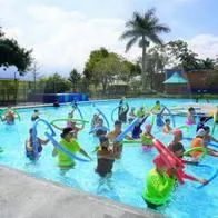 Personas en parque recreativo de Medellín. En relación con descuento en la entrada