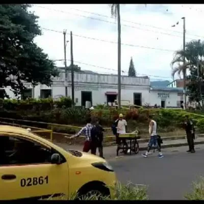 Dos vendedores ambulantes peleando frente al Terminal de Transportes de Ibagué.