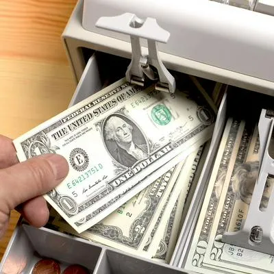 Así se cotiza el dólar en las casas de cambio en Bogotá, en donde su precio es más barato que la cifra oficial. Le contamos dónde comprarlo barato.