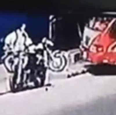 Motociclista en Cali se salvó de accidente con bus que perdió el control