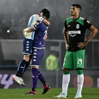 Jugadores de Racing celebrando clasificación ante Atlético Nacional, que tiene preocupado a sus referentes por actualidad.