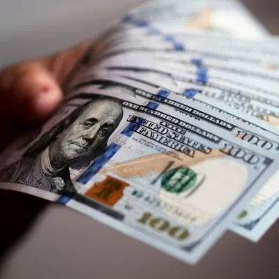Dólar hoy cayó en Colombia e inició el cierre de semana a 3.941, lo que representa una caída de 14 pesos por debajo de la TRM. 