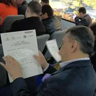 Foto de persona con discapacidad visual, en nota de Elecciones Colombia 2023: Registraduría presentó tarjetón electoral en braille