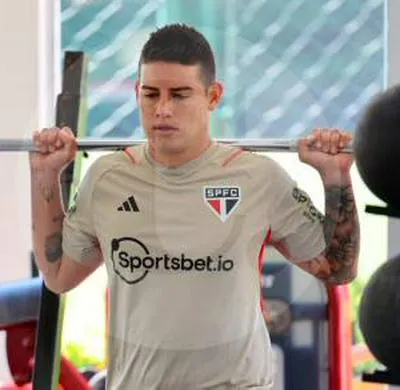 James Rodríguez entrenand con Sao Paulo, club con el que debutaría este domingo ante Flamengo.