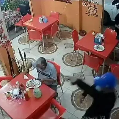 Ecuador: video del hombre que siguió comiendo en robo a restaurante
