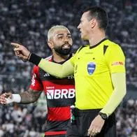 Gabriel Barbosa y Wilmar Roldán discutiendo en la eliminación de Flamengo de la Libertadores.