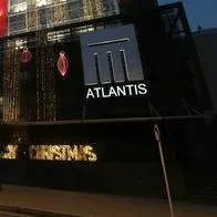 En el centro comercial Atlantis en Bogotá, un sujeto armado entró y se robó un reloj Rolex. Además, amenazó a un hombre que salía de un restaurante. 