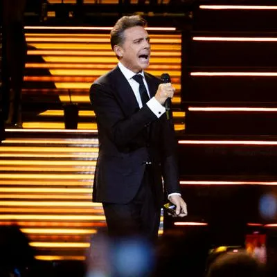 El cantante Luis Miguel lleva tres años sin pagar la pensión de sus hijos con Aracely Arámbula.