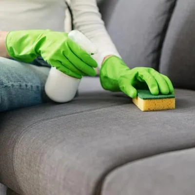 Limpie sus muebles desde casa y sin contratar a especialistas.
