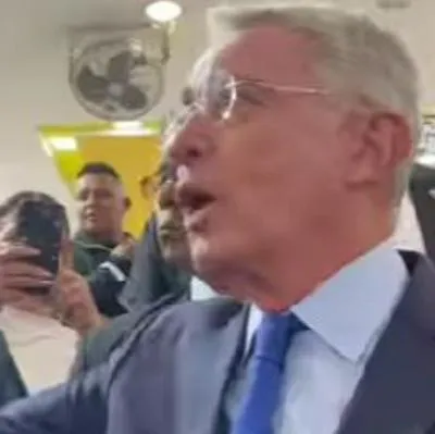 Álvaro Uribe se da baño de popularidad en San Victorino