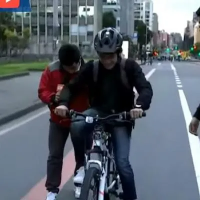 Periodista de Citytv ayudó en vivo a joven que estaba aprendiendo a montar bicicleta.
