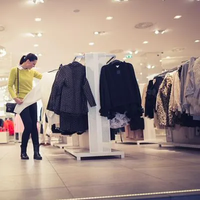 Mujer en almacén de ropa, en nota sobre que H&M abrirá nueva tienda en Bucaramanga