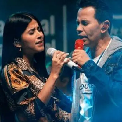Los cantantes Jhonny Rivera y Jenny López, que ya confirmaron su relación, se dejaron ver muy enamorados en su último concierto y le llueven elogios.
