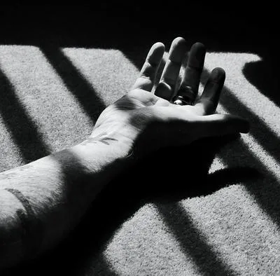 Hombre en el suelo. En relación con muerte en Valledupar.