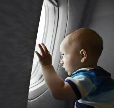 Cómo viajar con bebés o niños pequeños: 10 recomendaciones clave para evitar los contratiempos y que sus vacaciones sean la mejor de las experiencias 
