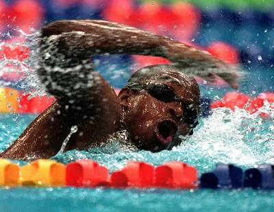 La historia de Eric Moussambani; el nadador de Guinea Ecuatorial que sin experiencia, logró competir en los Juegos Olímpicos de Sydney 2000