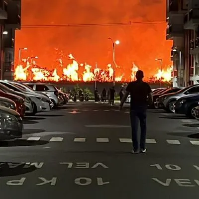 Incendio cerca de viviendas en Valle de Lili, Cali, la noche del 11 de agosto de 2023.