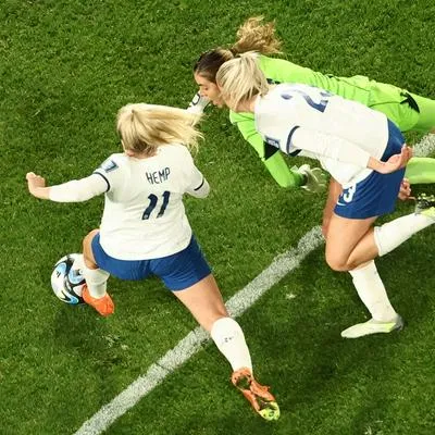 Lauren Hemp aprovecha error de Catalina Pérez para empatar el partido Inglaterra vs. Colombia del Mundial Femenino.