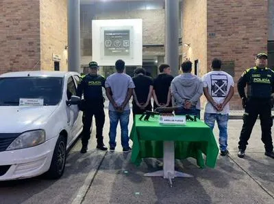 Caen hombres armados en Normandía que fueron capturados.