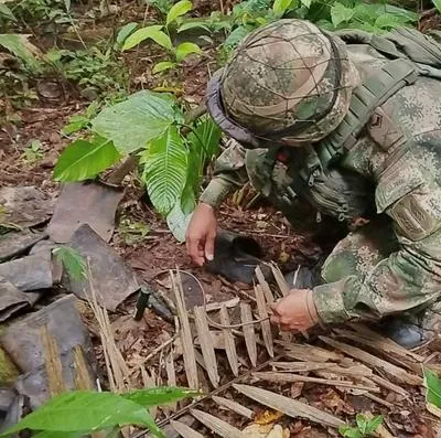 Dos soldados heridos, dejó un ataque con explosivos en Anorí, Antioquia. Las víctimas estaban haciendo labores de vigilancia cuando ocurrió el suceso. 