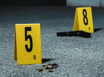 Casquillos y arma. en relación con doble homicidio en Medellín.