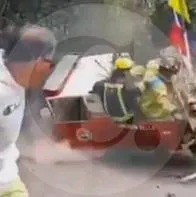 Grave accidente de carro de rodillos dejó a 11 personas afectadas y varias de ellas cayeron al vacío al encontrarse en la orilla de la vía.