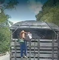 Un nuevo caso de hurto se presentó en las carreteras de Caldas. Un camionero grabó a otro cómo un grupo de jóvenes lo robaron con machetes.