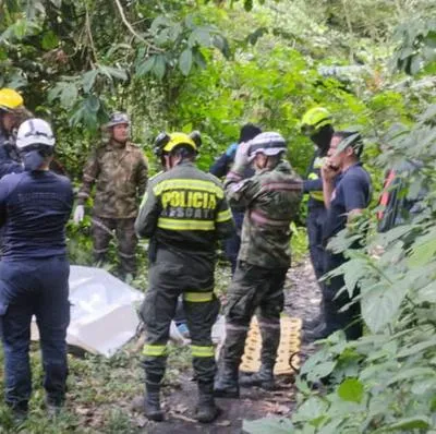 Hallan cuerpo y carro de un hombre que se lanzó al vacío del Salto del Tequendama. El vehículo fue dejado a un lado de la carretera. 