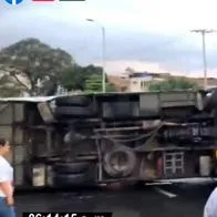 Cali: camión de basura terminó volcado, estrelló bus y otros vehículos