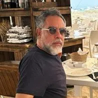 Armando Benedetti regresó a Colombia y reapareció en una misa en Barranquilla con una biblia en mano y rezando. 