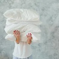 Lavar las almohadas por lo menos dos veces al año puede ayudar a un mejor descanso.