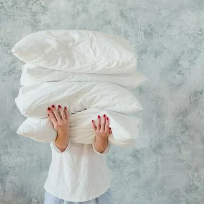 Lavar las almohadas por lo menos dos veces al año puede ayudar a un mejor descanso.