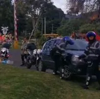 Tren de la Sabana casi destruye carro en el Parque Simón Bolívar de Bogotá porque lo dejó mal parqueado y video se hizo viral en TikTok.