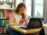 Estudiante. En relación con cursos gratis de idiomas.