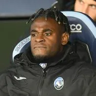 Duván Zapata llegaría a la Roma por pedido de José Mourinho; faltan detalles.